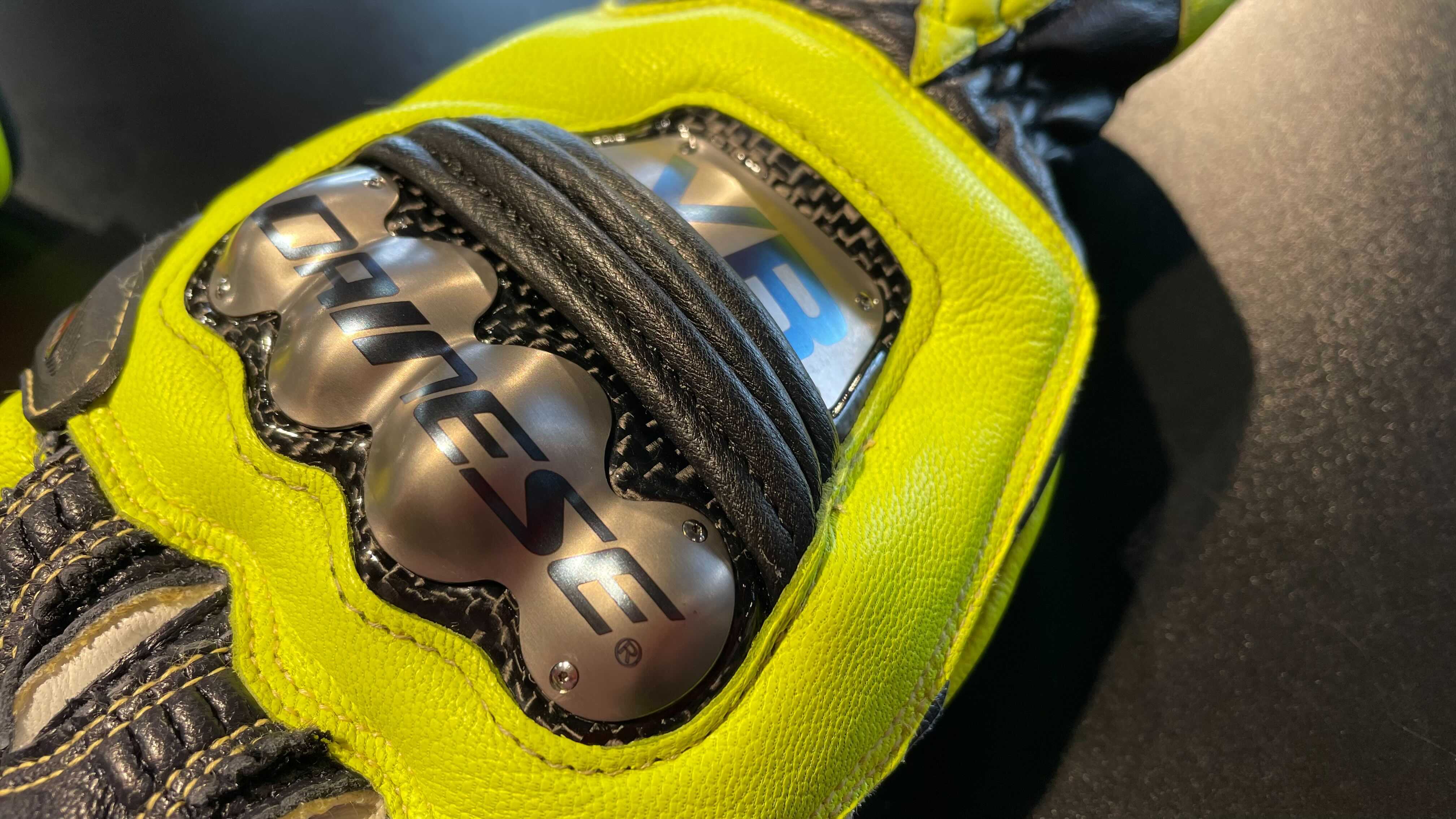 V.ロッシ選手のレプリカグローブのご紹介【FULL METAL 6 REPLICA